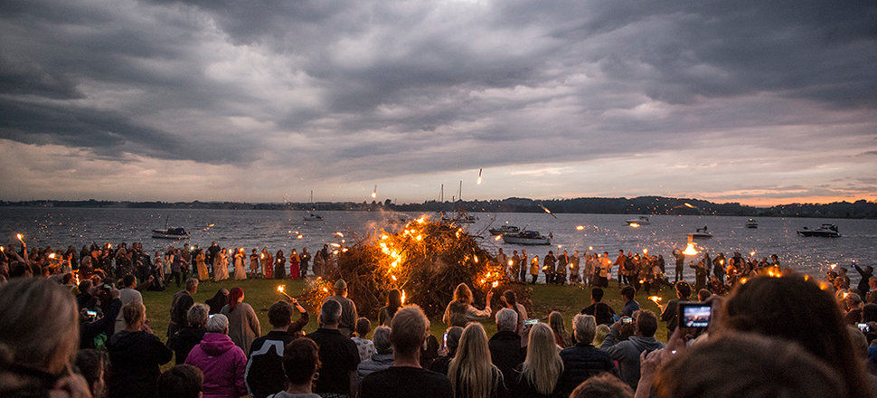 Vikinger tænder sankthansbål på Kalvøen i Frederikssund. Foto: Kenneth Jensen.
