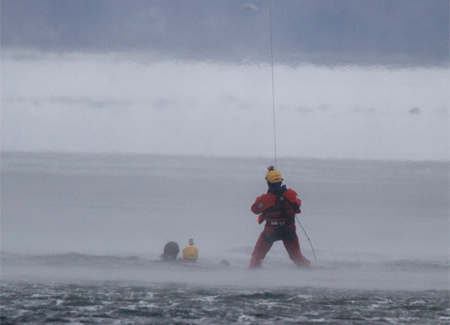 Frømand er ved at redde mand op af vandet. Foto: Kenneth Jensen.